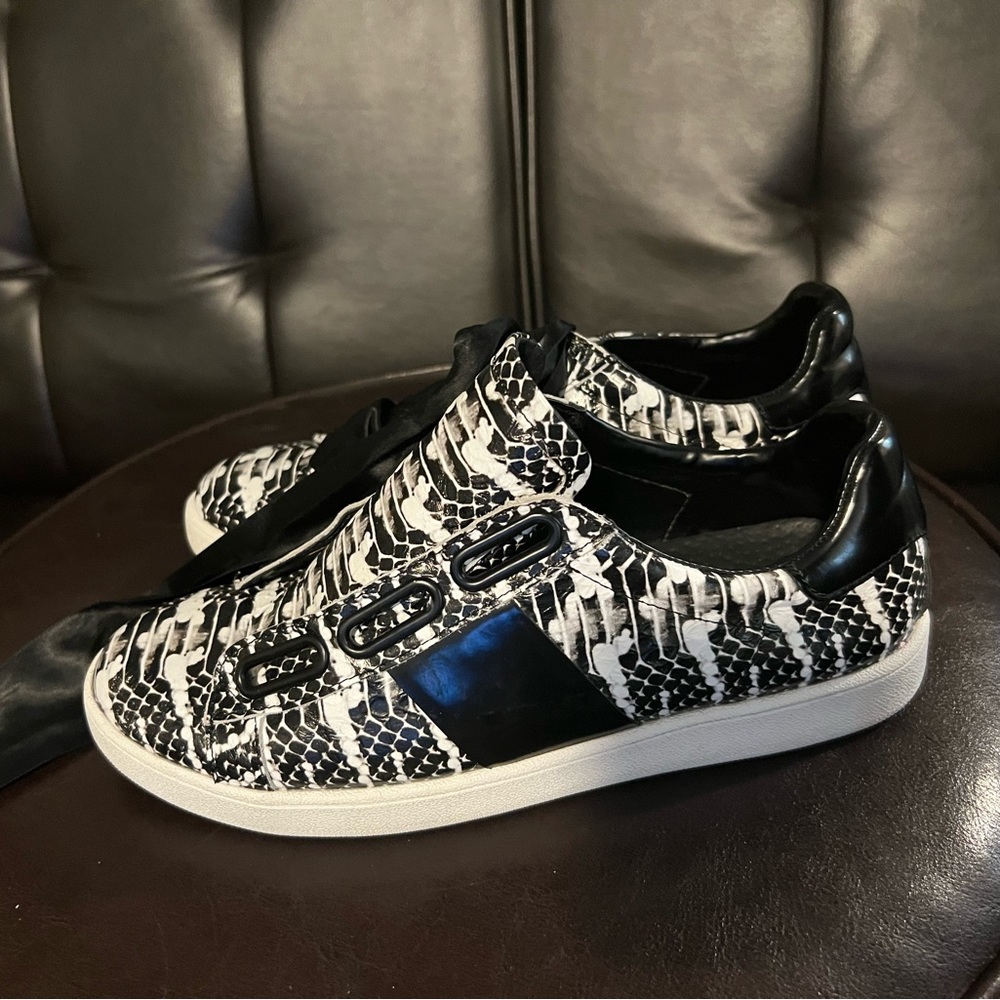 Jeffrey Campbell snakeskin pattern fashion sneakers size 7.5